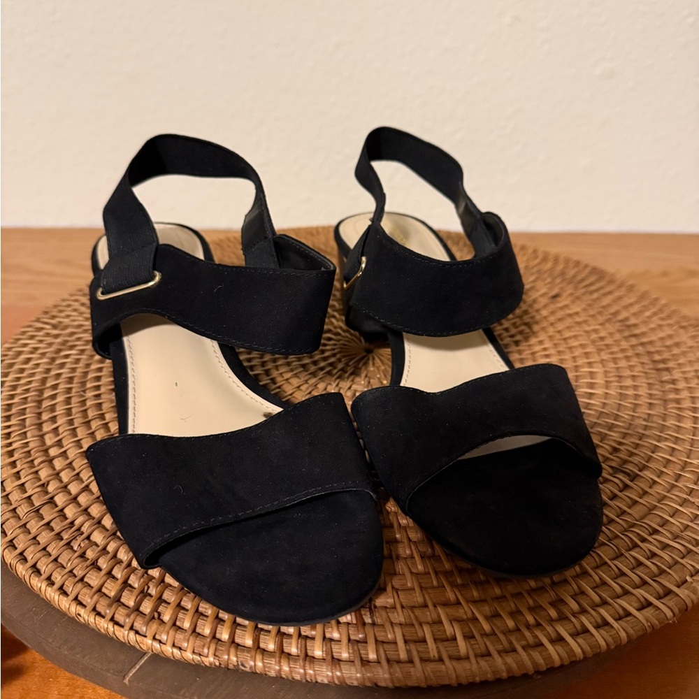 Liz Claiborne Black Low Block Heel Sandals‎ with Gold accents - Picture 4 of 11